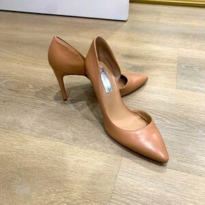 Nude pump heels for office attire, or a night out with cute vintage jeans 💅